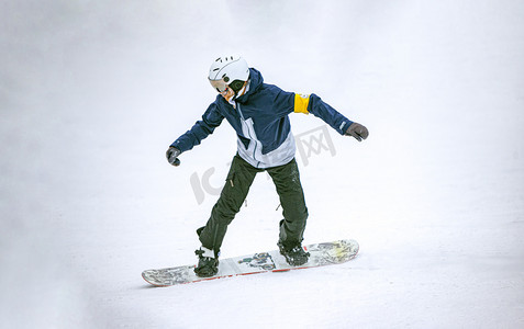 冰雪冬季滑雪上午单人冰雪素材摄影图配图