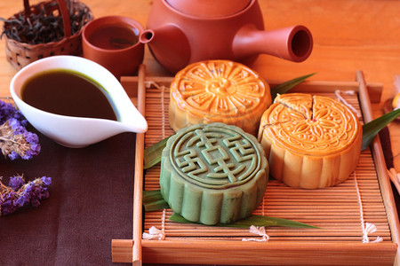 黄色月饼摄影照片_中秋月饼和茶-中国甜点好吃.