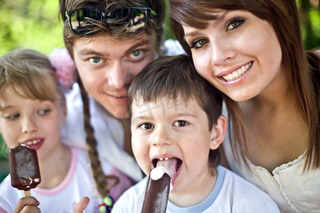 吃冰淇淋摄影照片_幸福的家庭吃冰淇淋.