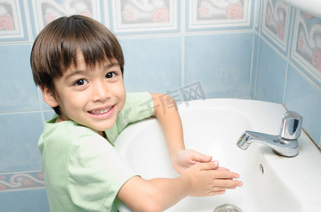 小男孩等着洗手