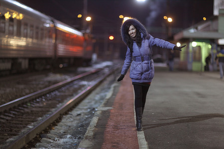 快乐之旅摄影照片_在火车站的女孩