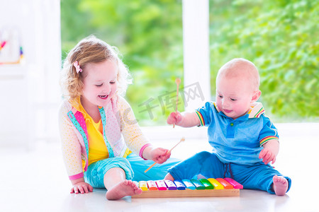 幼儿园内部摄影照片_孩子们与木琴演奏音乐