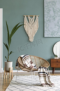 别致优雅摄影照片_时尚的简约客厅内部，配有设计藤式扶手椅和优雅的配饰。墙的紫杉颜色。复制空间