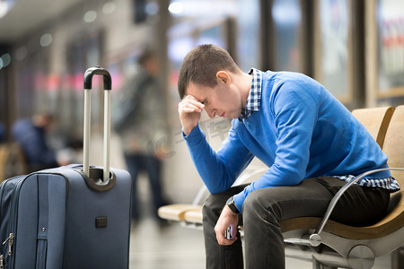 国外的男性摄影照片_Young frustrated man at airport
