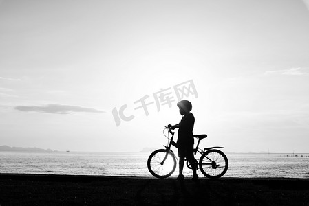 脚踏车的海滩男孩的身影