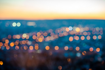 灯光金色背景摄影照片_模糊的城市灯光抽象在蓝色背景上的圆景 