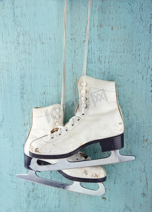 双冰溜冰鞋在蓝色木制背景
