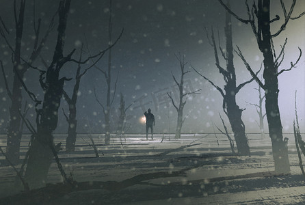 梦魇摄影照片_男子持灯笼站在黑暗的森林与雾