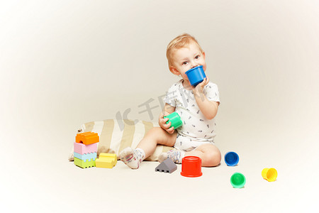 商务易摄影照片_可爱的宝宝男孩玩一些玩具.