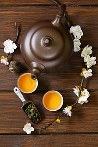 茶具 (茶壶、 茶杯和各种绿茶) 木制的背景下，顶视图