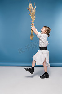 简约鞋子摄影照片_小女孩用小麦的耳朵 