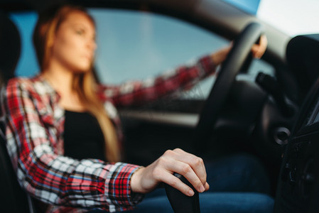 年轻的女人开着车。车内女人, 驾驶汽车概念