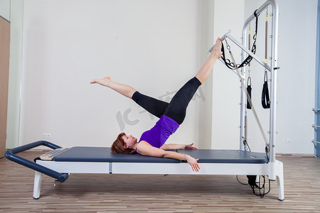 健身房女人彼拉多教练在炉床上伸展