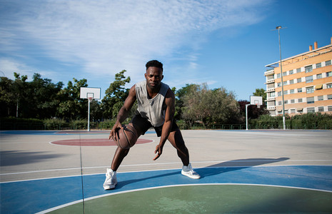 街头篮球摄影照片_年轻的非洲裔美国人在外面玩街球