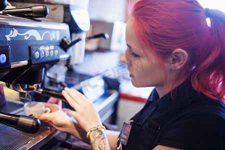 自动贩卖机吧摄影照片_年轻女孩咖啡师准备在酒馆、 酒吧、 餐厅咖啡