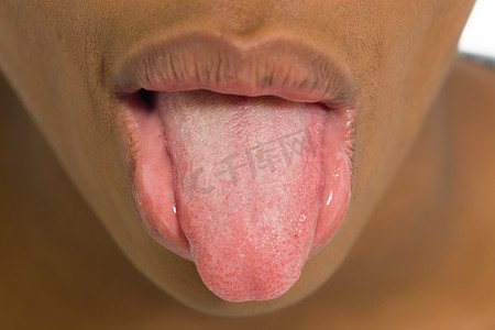 愚蠢摄影照片_伸出舌头的模型