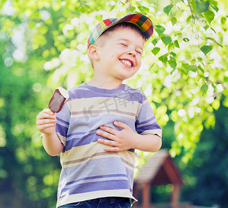 知足的小男孩吃冰淇淋