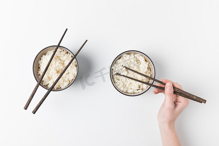 中国家庭日摄影照片_女人用筷子从碗里拿饭