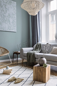 时尚的简约客厅内部，配有设计藤式扶手椅和优雅的配饰。墙的紫杉颜色。复制空间