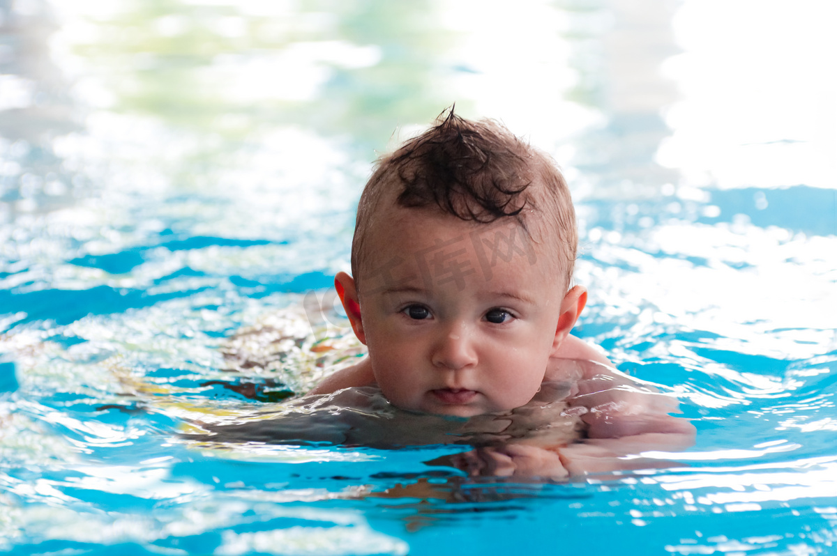 经常鼓励人的父母，将会有一个怎样的孩子？-上海闵行区冠俊游泳俱乐部