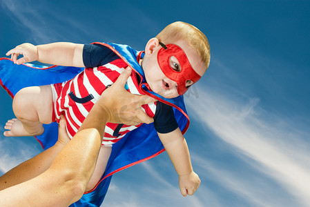 安全报摄影照片_快乐宝贝男孩穿上超级英雄服装在天空飞翔