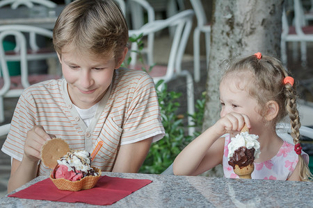 男孩和女孩的孩子们享受他们在 gelateria 的意大利冰淇淋