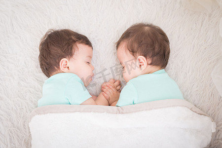 金秋出游季首页摄影照片_美丽的双胞胎睡觉