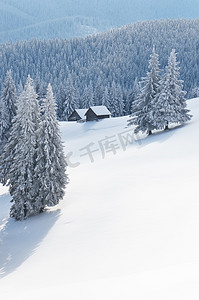 白雪房子摄影照片_在冬天的童话景观