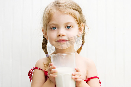 孩子成长摄影照片_儿童喝牛奶