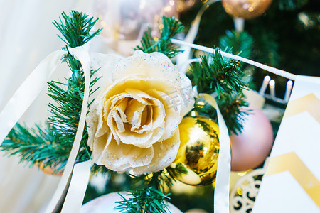 圣诞节标题框摄影照片_庆祝圣诞节和新年的明亮的节日装饰。圣诞树枝上的圣诞玩具、玻璃球和花环。柔和的焦点和美丽的波克.