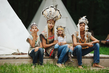 快乐的孩子们玩美国原住民