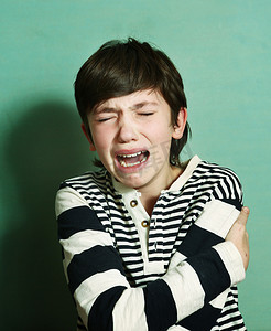 分拆摄影照片_男孩少年哭有紧张情绪崩溃