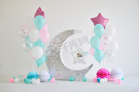 丝带气球摄影照片_生日聚会的漂亮装饰品。很多星星和气球。很多蛋糕。节日聚会的装饰品。一年生日装饰品. 
