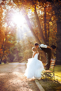 儿子结婚摄影照片_欧洲新郎新娘在公园接吻