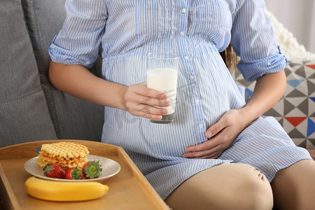 年轻孕妇与牛奶