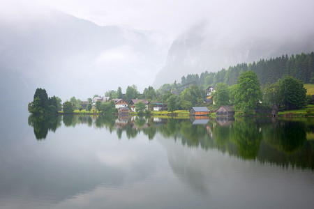 在阿尔卑斯山脉中的哈尔施塔湖