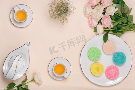 花好中秋摄影照片_甜甜的冰皮月饼的颜色。传统年年秋天做