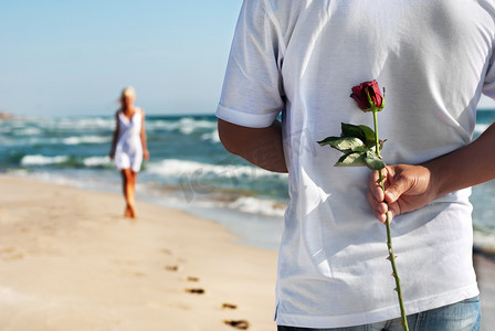 浪漫的约会概念-玫瑰等待他 t 上的女人的男人