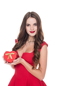 有吸引力的女孩在红色礼服藏品礼物盒隔离在白色, 情人节概念