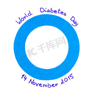 蓝色圆纸片在白色的背景下，象征着世界糖尿病日