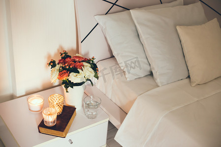 舒适睡眠摄影照片_床头桌上的装饰用蜡烛