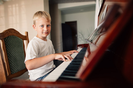 快乐的小男孩弹钢琴