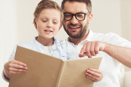 儿子与父亲读本书