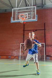 运动打篮球的小男孩