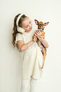 童话剧英语摄影照片_金发碧眼的孩子女孩带小宠物狗