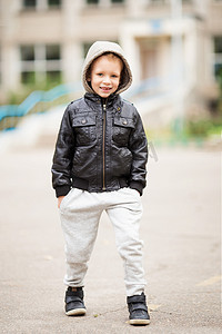全长肖像可爱的小男孩穿着黑色皮带
