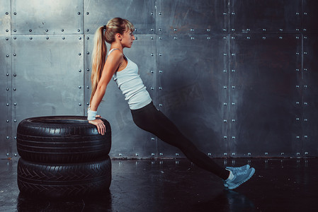 运动员女子做俯卧撑上板凳训练肱三头肌锻炼概念健身，体育.
