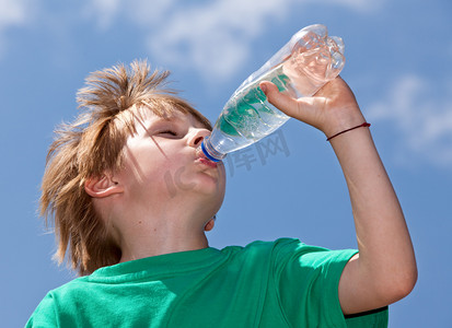 运动男孩摄影照片_渴了男孩户外饮用新鲜水