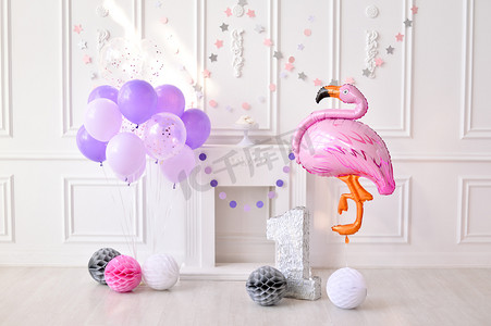 女孩生日。节日聚会的装饰品。很多气球粉红色和白色的颜色. 