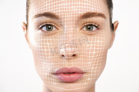 科技护肤摄影照片_未来主义和技术面部扫描一个美丽的女人的面部识别和面部提升的恢复活力。它可以起到确保人身安全的作用。理念: 未来、安全、扫描